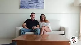 الأب و الأم يستمعان  ...