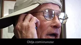 زوجة مع زوج ماء غارق ...