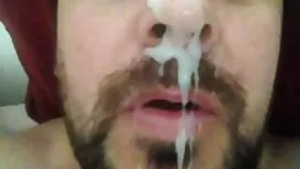 إنها تخدع أختها وهي  ...