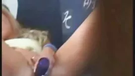على الهاتف والولد لل ...