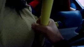 الفتاة تجلس على مؤخر ...