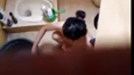 إنها ترش فمها المليء ...